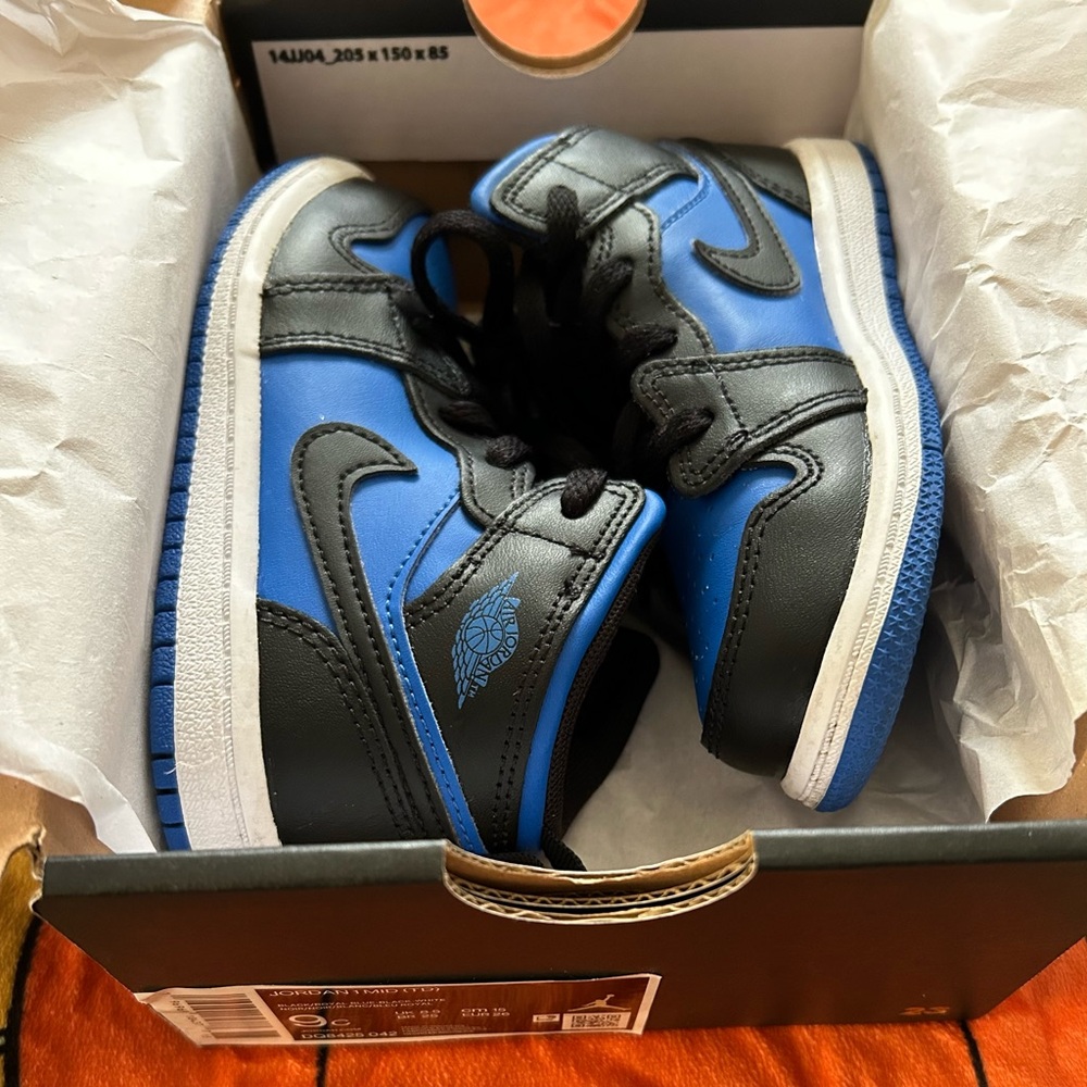 Jordan 1 mid toddler (size 9c)